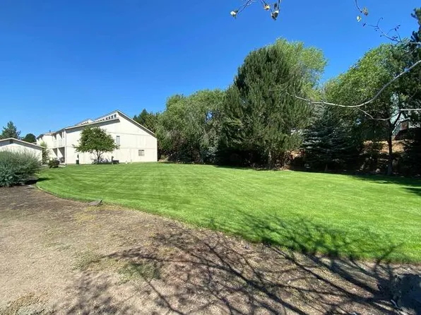 1050 NE Butler Market Rd APT 9, Bend, OR 97701