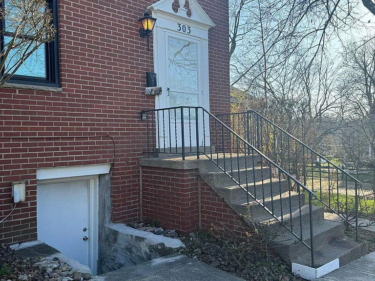 Separate entrances to Livingroom and basement