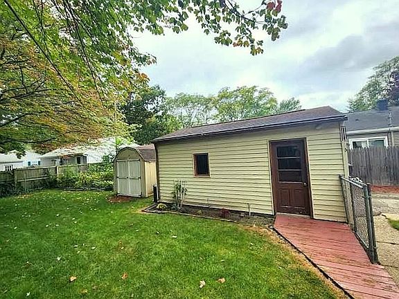 2nd image of 1124 Baldwin St