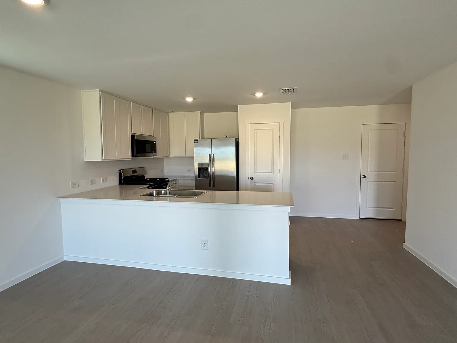 3 bed, 1475 sqft, $2,100 — Photo 3