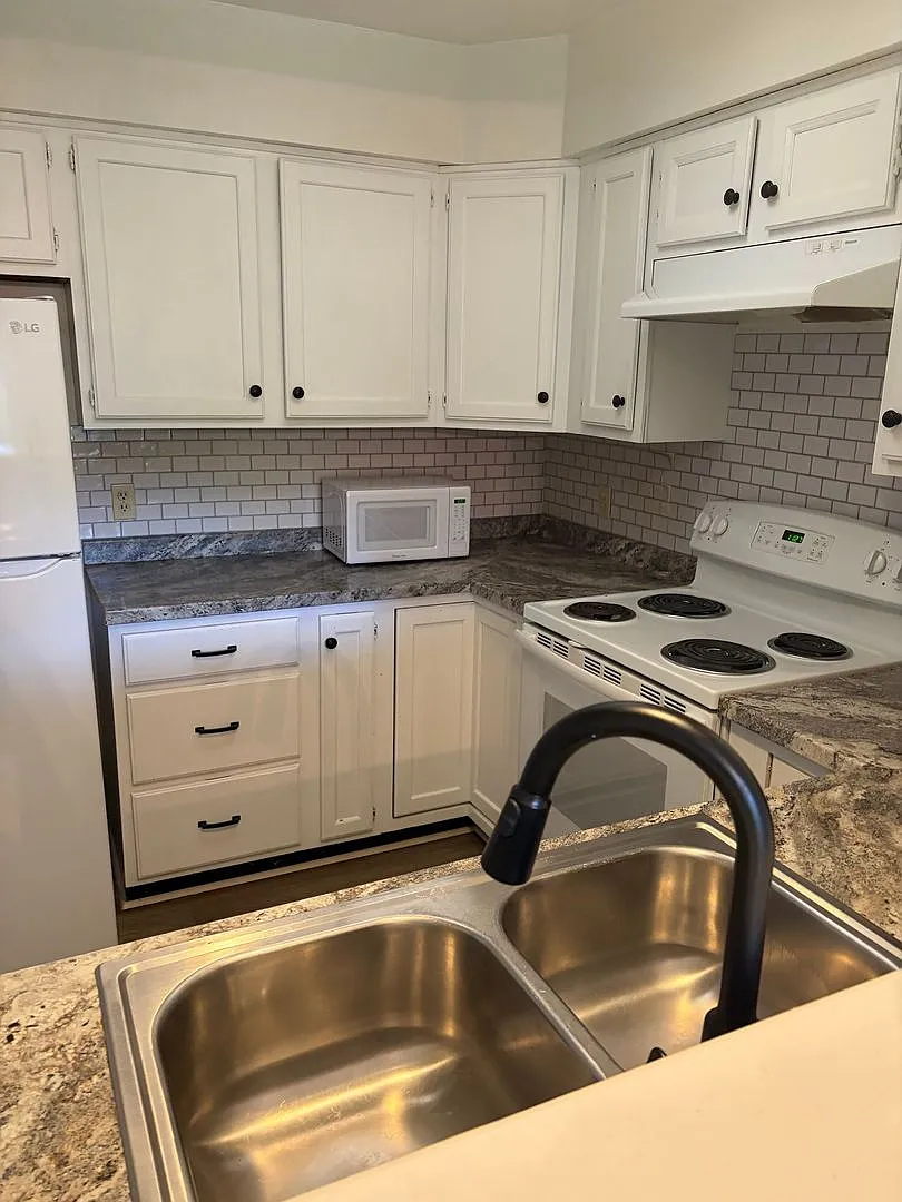 Prime low maintenance Williamsburg rental location! — Photo 2
