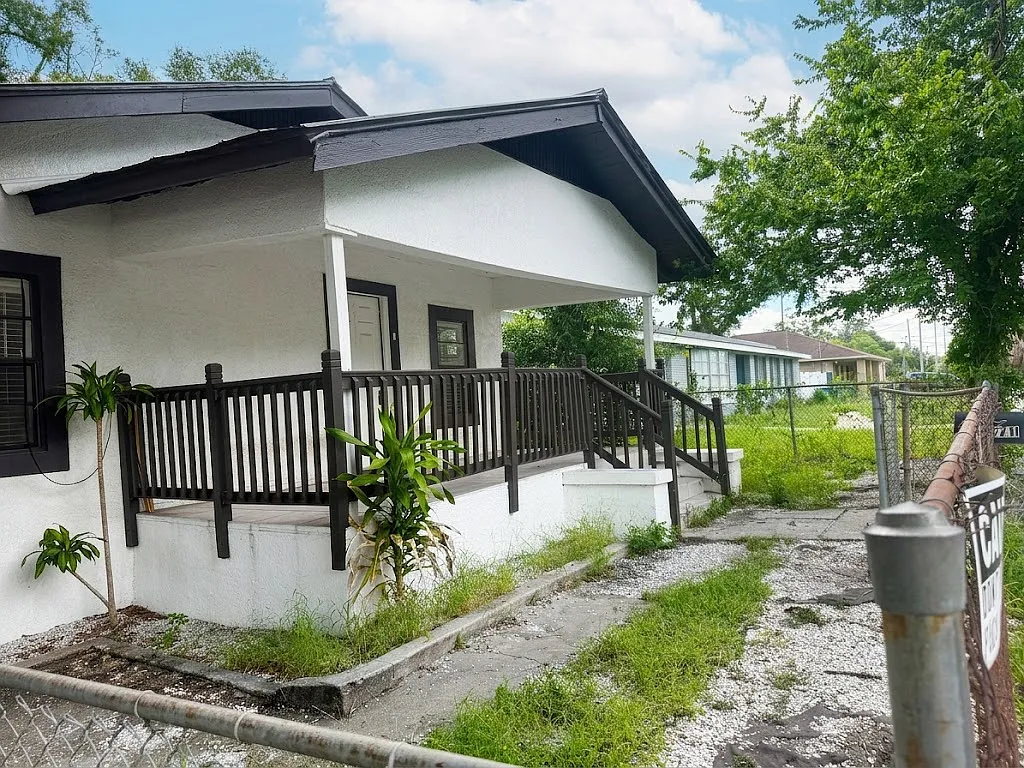 3 bed, 1180 sqft, $1,950 — Photo 2