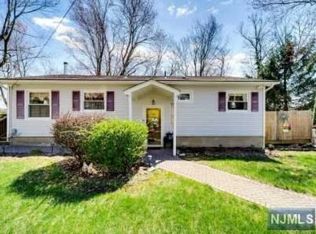 35 Beach Haven Rd, Hewitt, NJ 07421