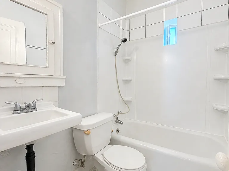 1441 Wyandotte St E #13 — Photo 10