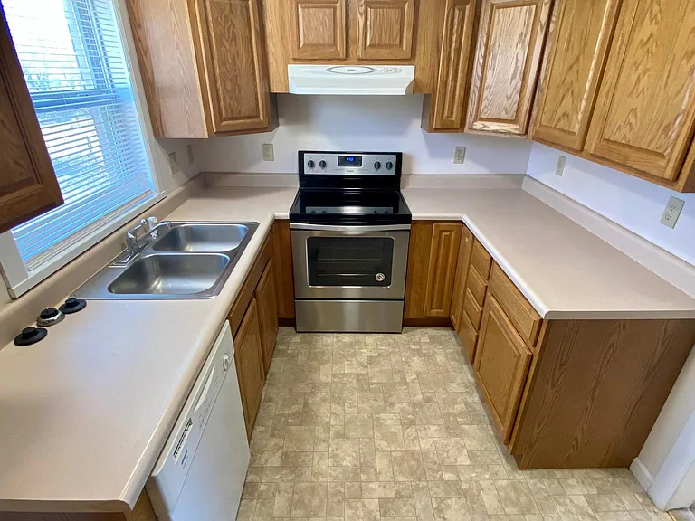 1528 N Fountain St — Photo 5