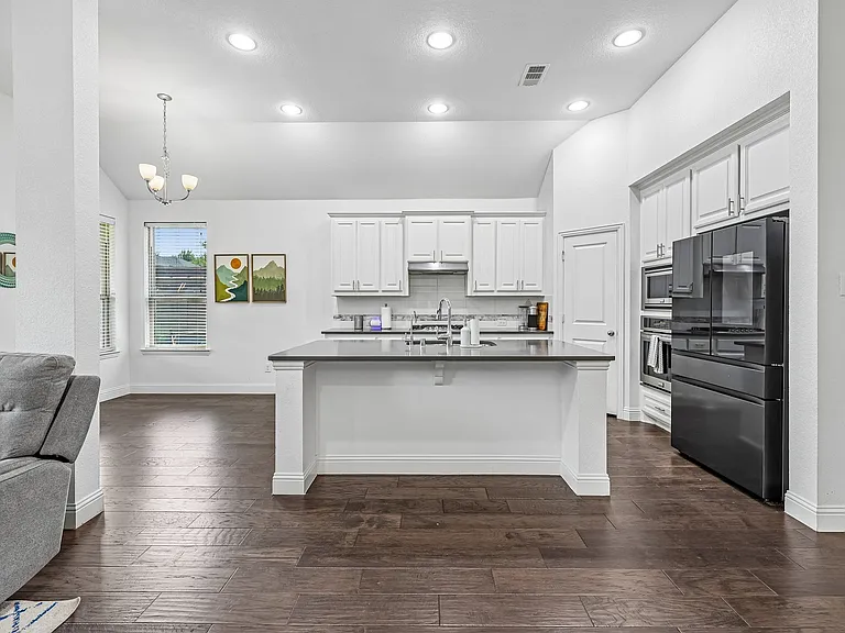 808 Parkland Dr — Photo 6