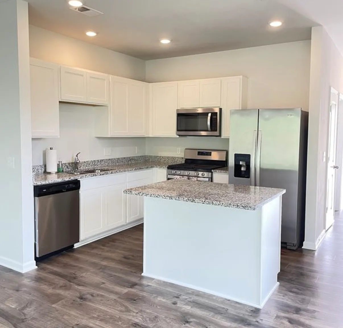 3 bed, 2.5 bath, 1422 sqft, $1,949 — Photo 4