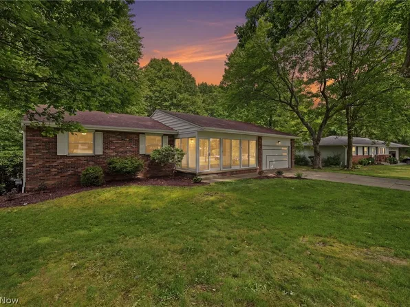 3133 Fair Oaks Dr, Barberton, OH 44203