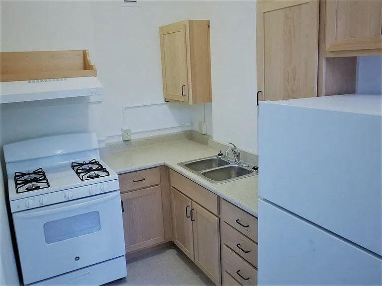 Cambridge Apartments — Photo 6