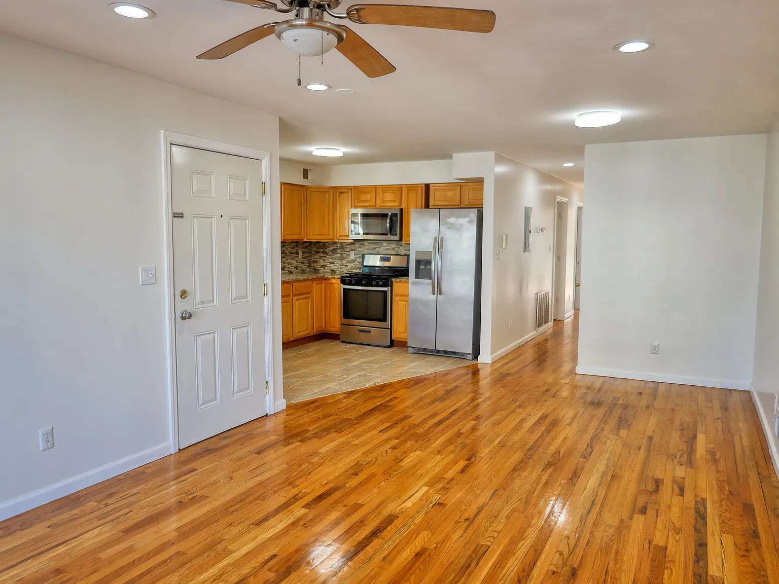 3 bed, 1200 sqft, $2,500 — Photo 2