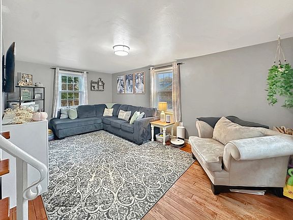 3rd image of 3220 Oakwood St