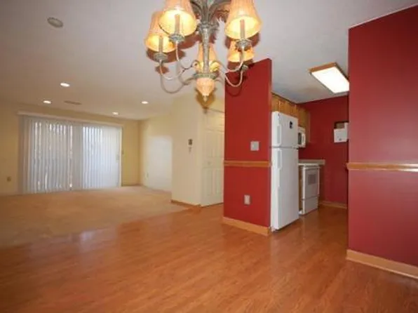 805 Franklin Crossing Rd, Franklin, MA 02038