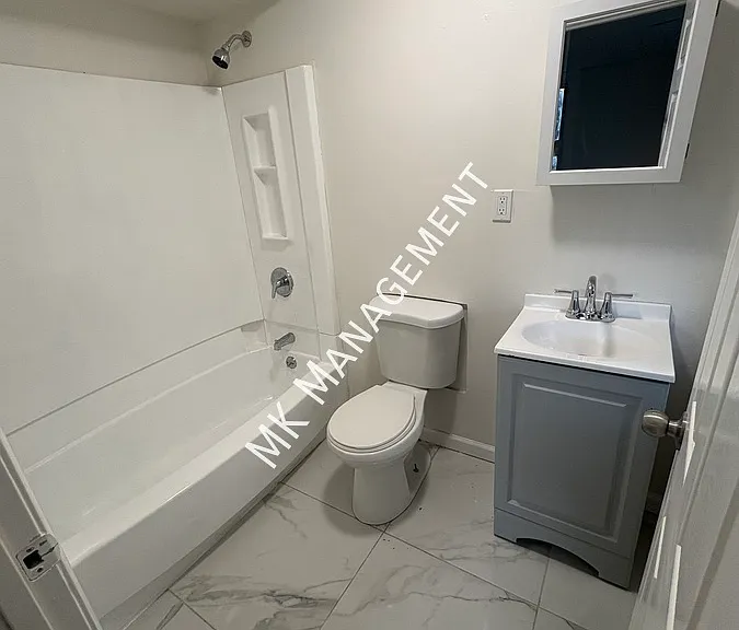 639 E Locust St #2 — Photo 7