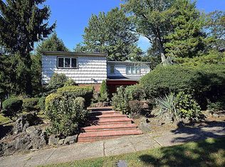 2 Brampton Ln, Great Neck, NY 11023
