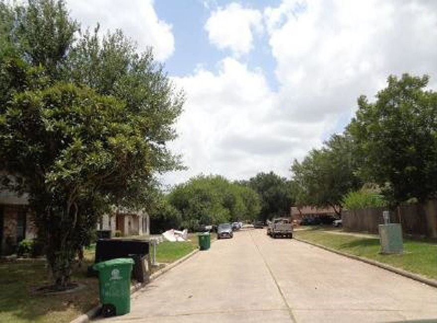 Exterior Neighborhood (street photo)