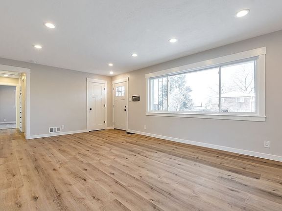 5th image of 645 W La Salle Dr