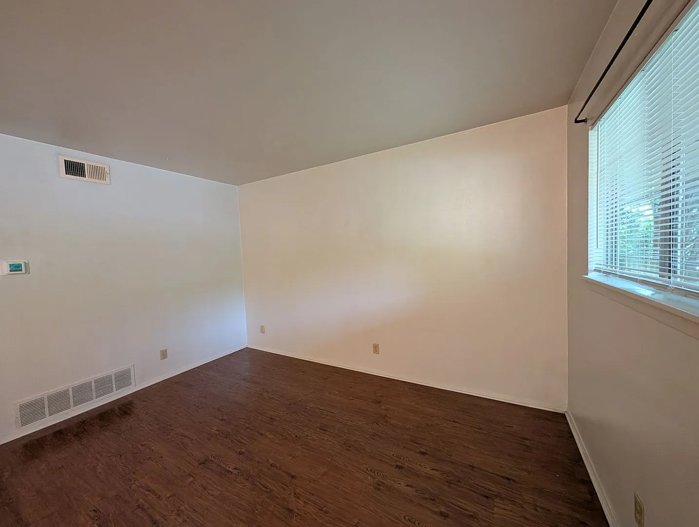 1/1 Triplex / Easy Access to I-35 / Fridge / No Carpet / CISD — Photo 4