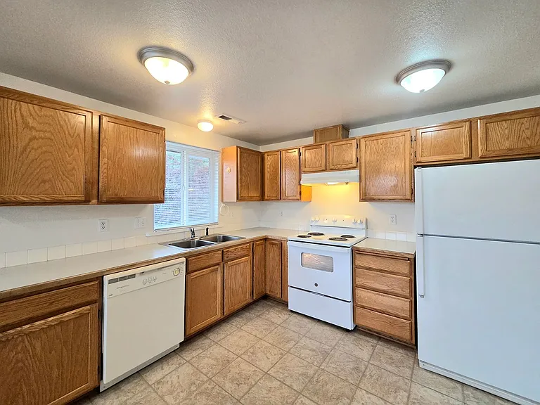1409 Maple St — Photo 10