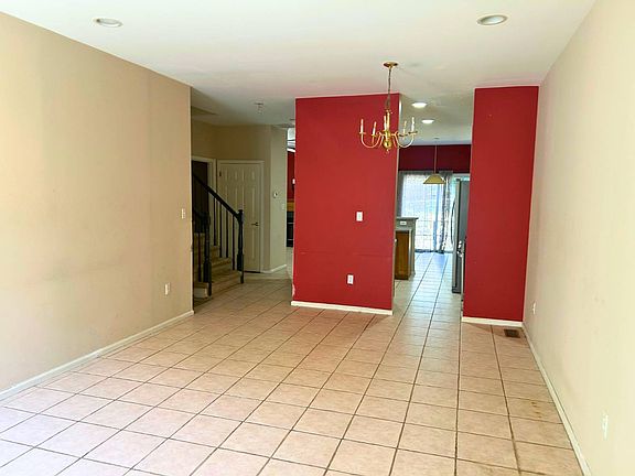 4th image of 90 Crown Point Rd