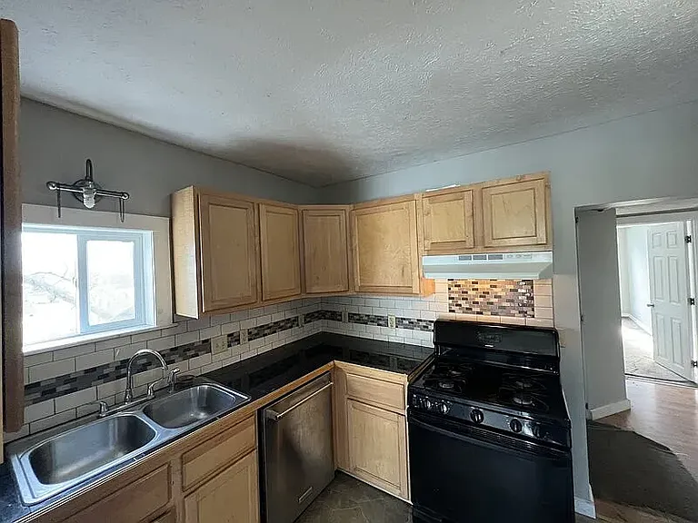 186 N Elm St #2 — Photo 2