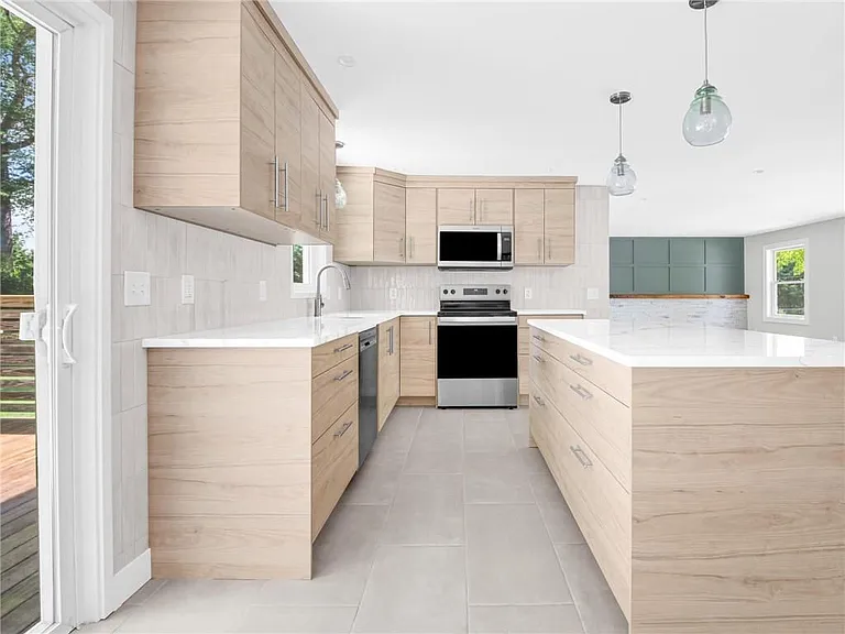 7 Jay Dr — Photo 9