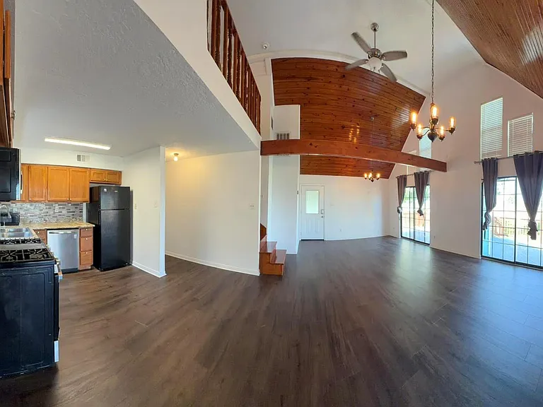 407 Bayshore Dr — Photo 2