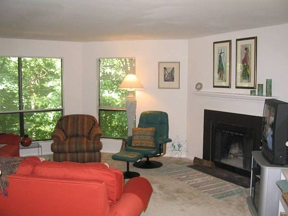 Living room w/fireplace