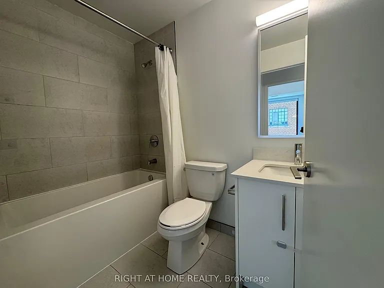 3 Strathgowan Ave #202 — Photo 26