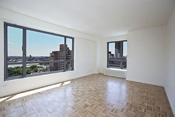 Rented by Siderow Residential Group | media 4