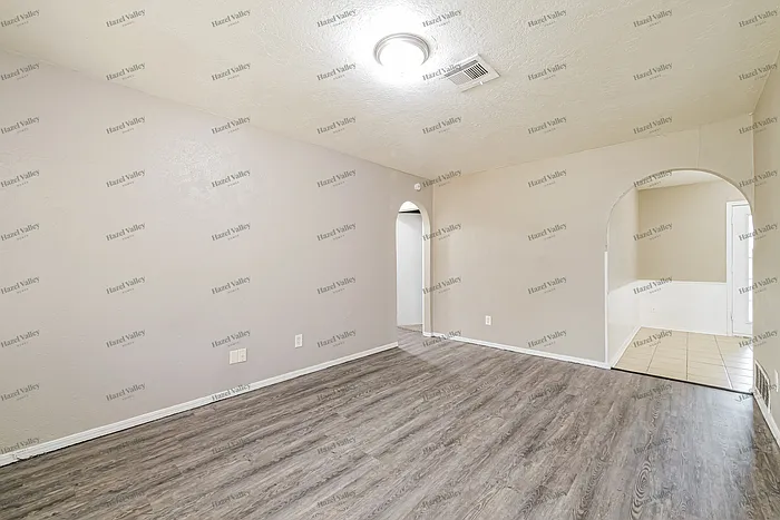 3 bed, 1.5 bath, 1363 sqft, $1,595 — Photo 4
