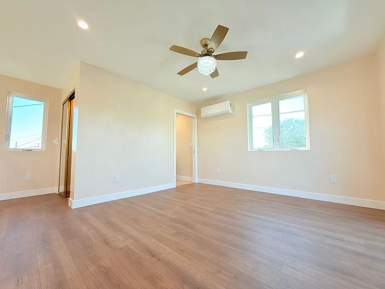 11554 Arminta St — Photo 21