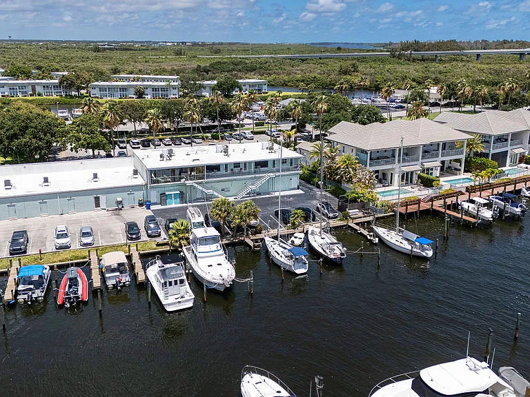 23 Royal Palm Point #B — Photo 7