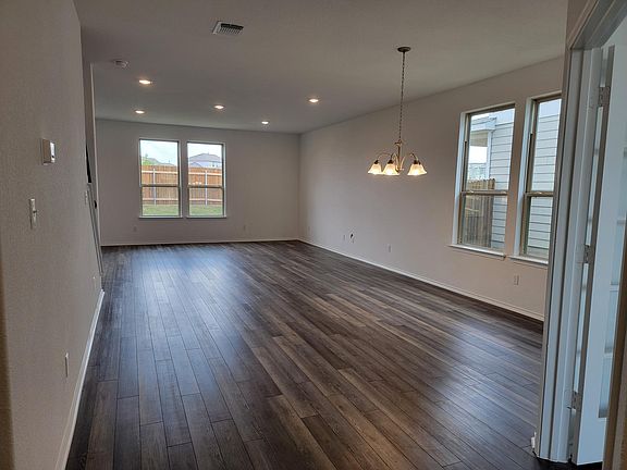 5th image of 204 Black Alder St