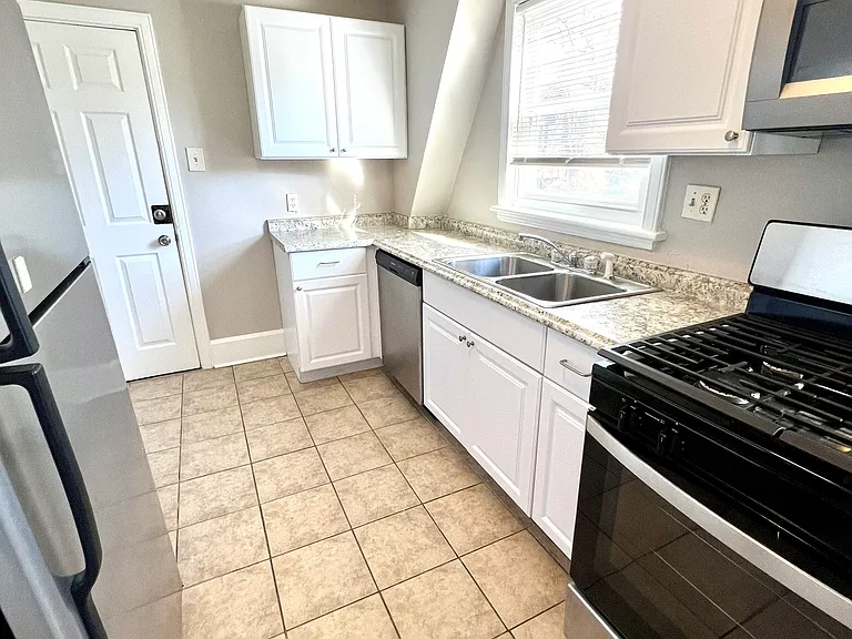 210 Pennsylvania Ave #2 — Photo 17