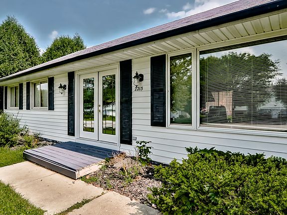 3rd image of 2213 Candlewick Dr SE