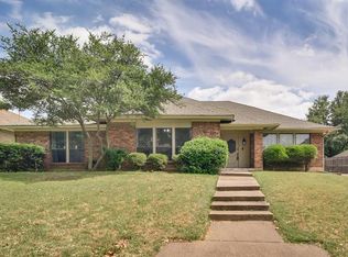 2006 Paddockview Dr, Arlington, TX 76017