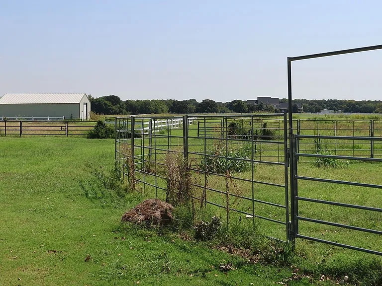 5700 FM 424 — Photo 11