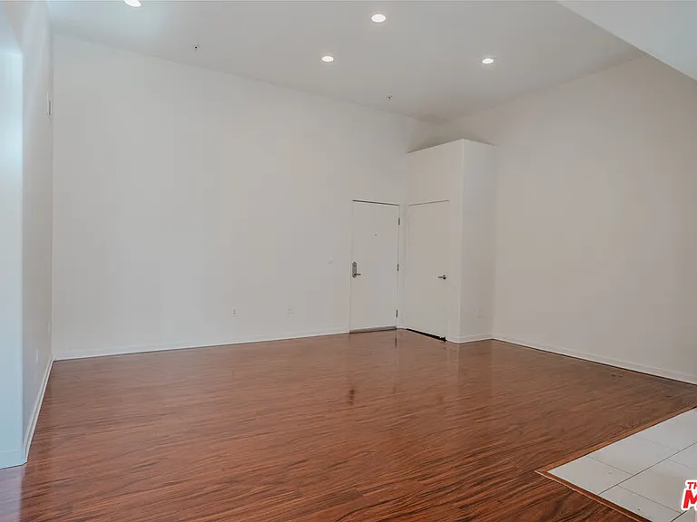 12132 Hart St #301 — Photo 6