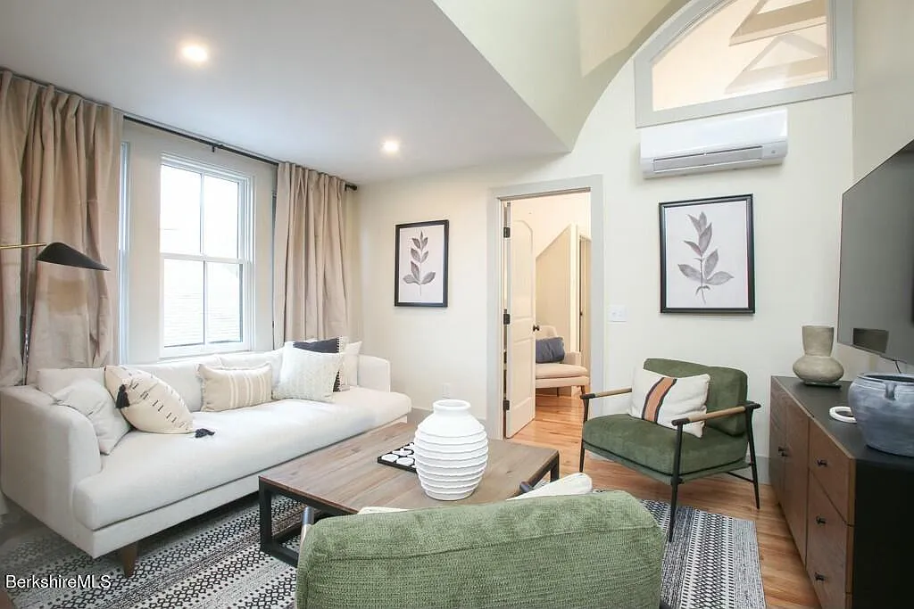3 bed, $4,500 — Photo 2
