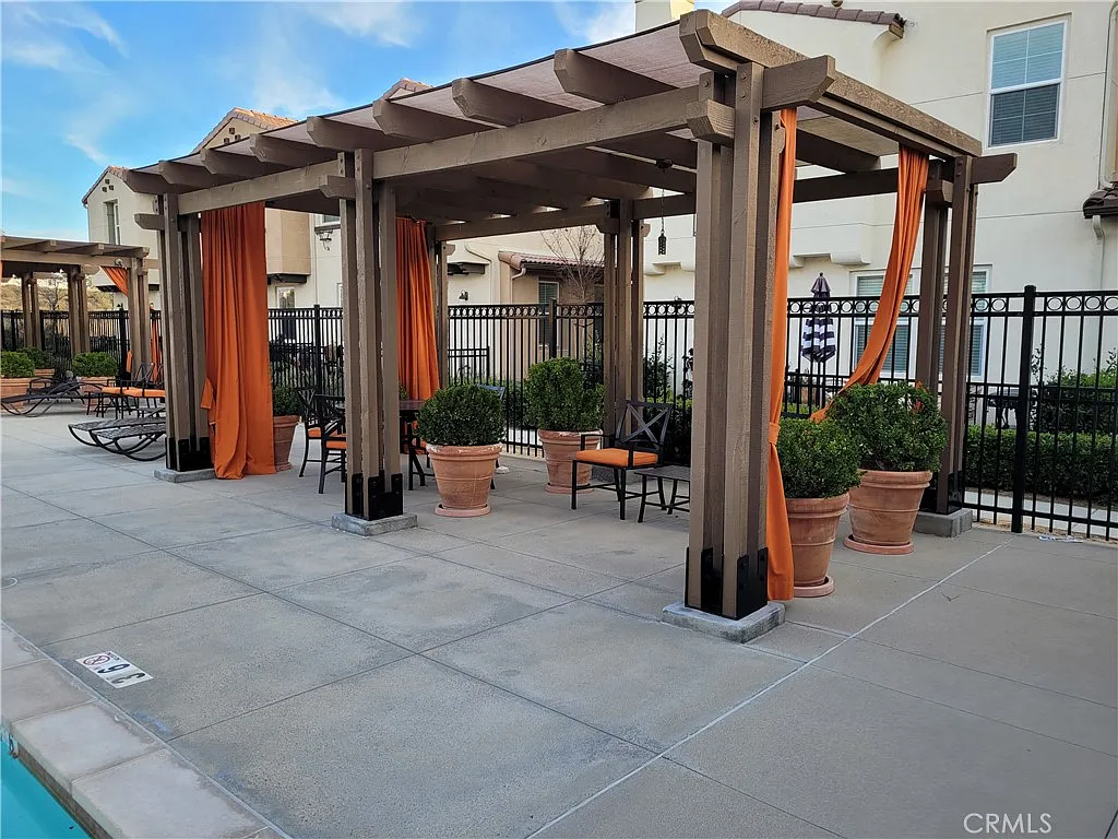 3 bed, 2.5 bath, 1574 sqft, $2,985 — Photo 3
