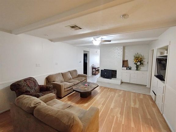 SPACIOUS FAMILY ROOM WITH FIRE PLACE