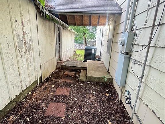 3rd image of 205 W 3rd St