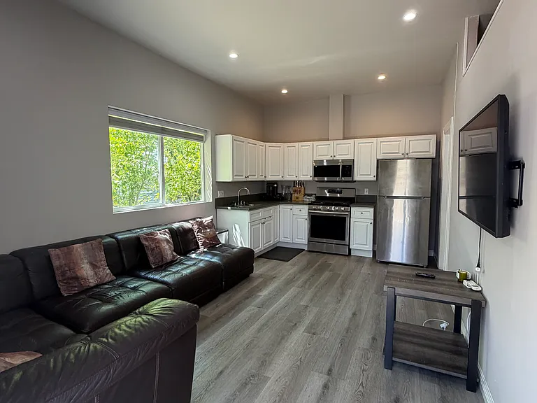 9316 Roslyndale Ave — Photo 5