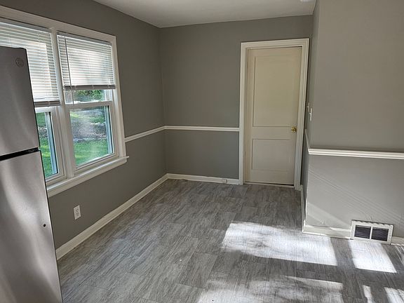 3rd image of 5731 N Amoret Ave
