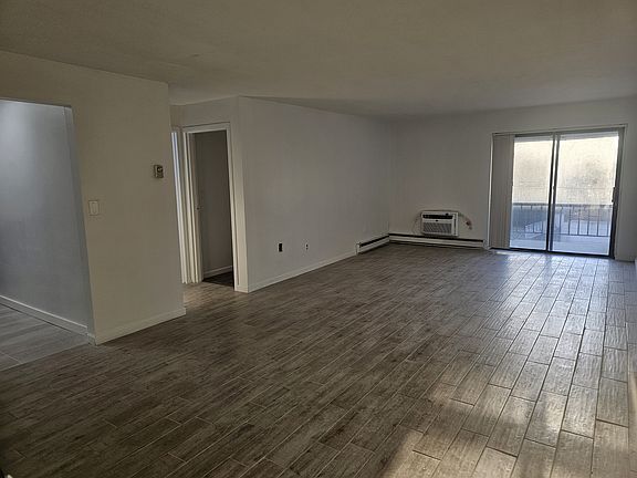 4th image of 530 Hudson Ave APT C2