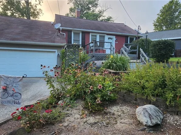 15472 Lakeshore Dr, Burton, OH 44021