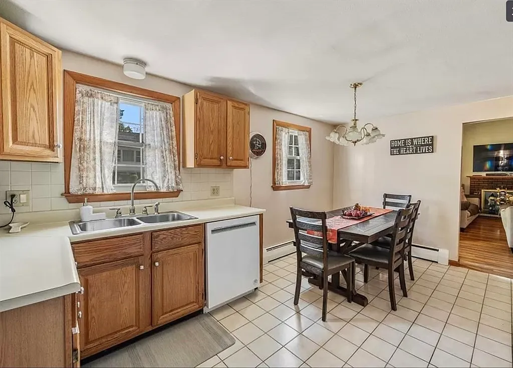 4 bed, 2.0 bath, 1399 sqft, $4,200 — Photo 2