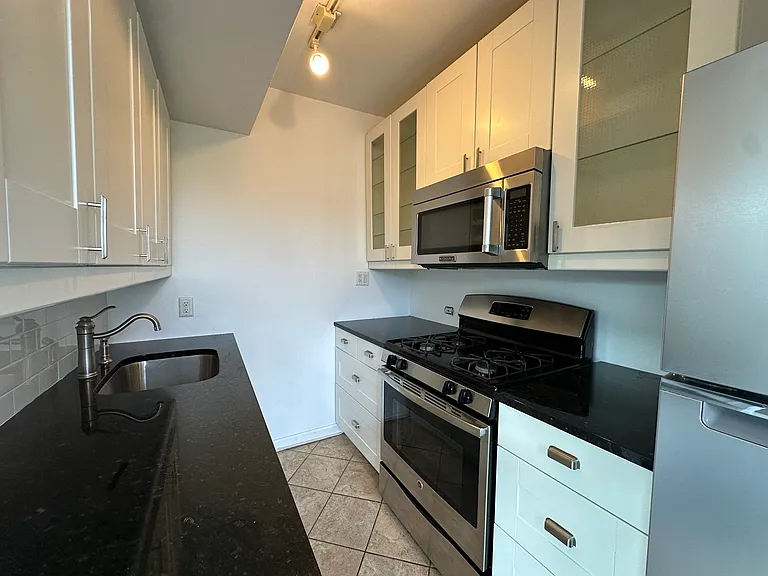 607 N Noble St #4 — Photo 6