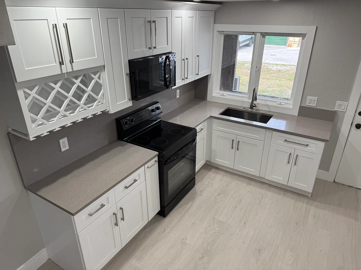 7035 Babcock Rd — Photo 3