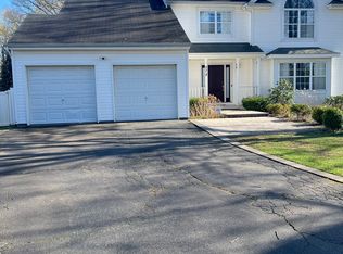 278 Crombie St, Huntington Station, NY 11746